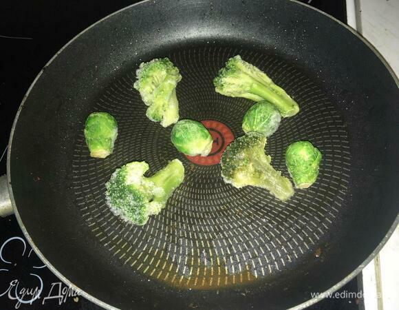 На небольшом количестве подсолнечного масла на среднем огне под закрытой крышкой обжариваем чеснок, брокколи и брюссельскую капусту, пока последние две не станут мягкими.