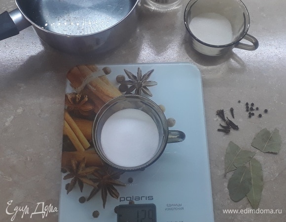 В кастрюлю наливаю 750 мл воды, добавляю соль, сахар и другие специи — здесь возможны вариации по вкусу. Вообще, в оригинальном рецепте соли было 150 г, но я последнее время соли кладу меньше (130 г), и этого количества вполне хватает. Довожу воду до кипения, снимаю с огня и остужаю до комнатной температуры.