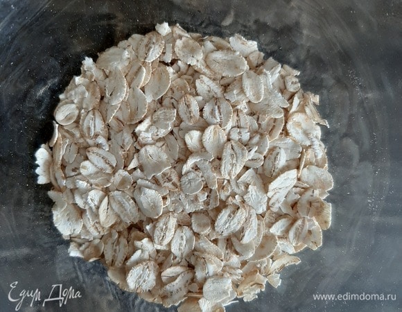 Когда овощи будут практически готовы (через 15–17 минут), добавляем ячменные хлопья, варим еще 3 минуты и выключаем. Подавать можно со сметаной и сухариками. Приятного аппетита.