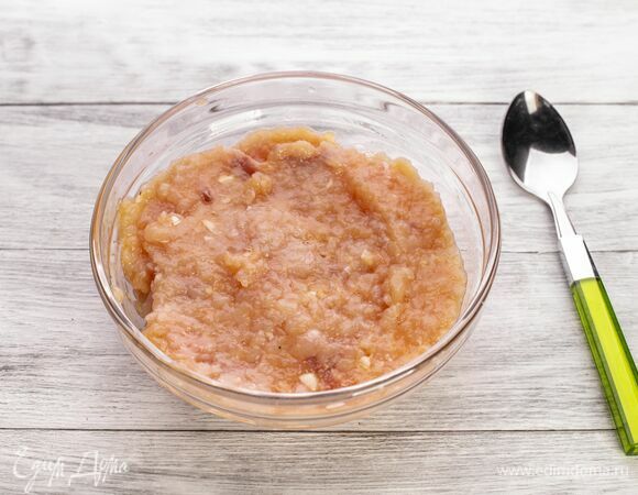 Все тщательно перемешайте. Если масса получилась жидкой, добавьте немного муки или молотых отрубей.