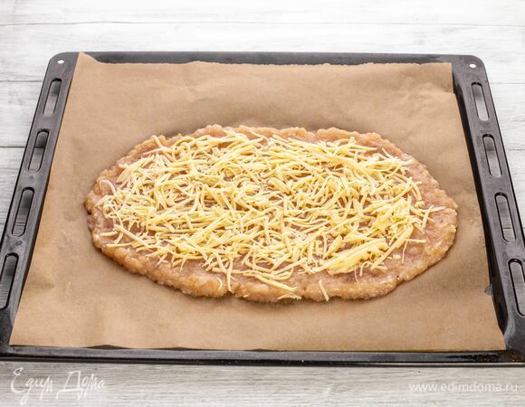 Выложите натертый сыр.