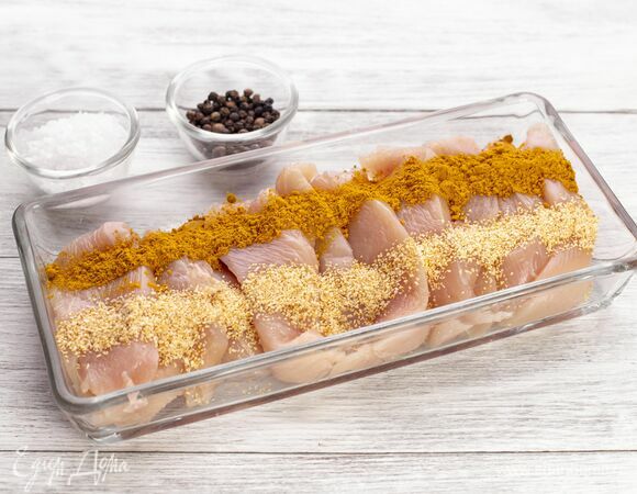 Смешайте с куркумой, солью, перцем и сушеным чесноком. Оставьте на 10 минут.