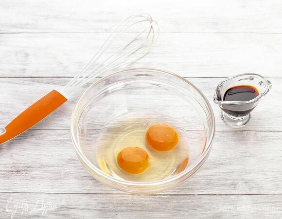 Приготовьте панировку. Соедините яйца с соевым соусом. Взбейте венчиком.