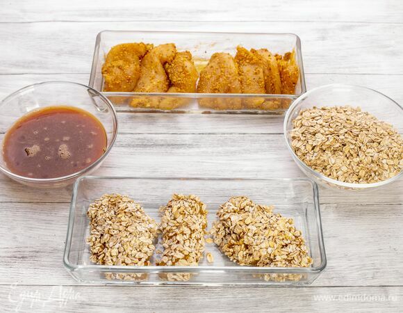 Сначала обмакните каждый кусочек курицы в яичную смесь, затем — в овсяные хлопья.