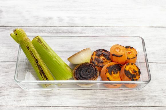 Морковь, сельдерей и лук нарежьте на крупные части и обжарьте на сковороде без масла до черноты.