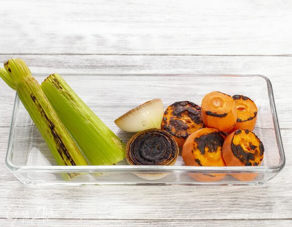 Морковь, сельдерей и лук нарежьте на крупные части и обжарьте на сковороде без масла до черноты.