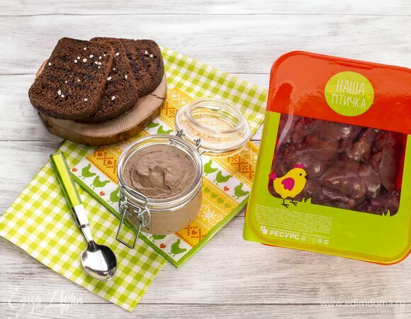 Готовый паштет поставьте в холодильник на два часа.<br />
Подавайте с гренками.