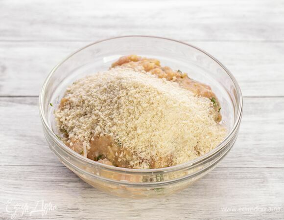 Всыпьте панировочные сухари и еще раз тщательно перемешайте.