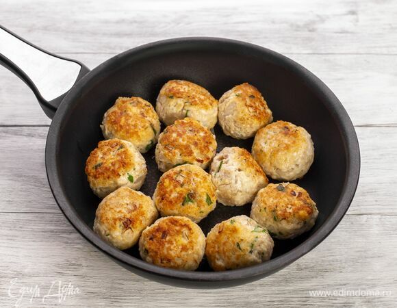 Из фарша сформируйте шарики. Выложите на сковороду с растительным маслом и обжарьте со всех сторон на сильном огне.