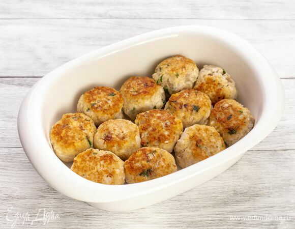 Выложите шарики на противень. Запекайте в духовке при 180 °С около 10 минут.