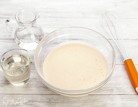 Добавьте растительное масло, перемешайте. Затем влейте воду и еще раз перемешайте.