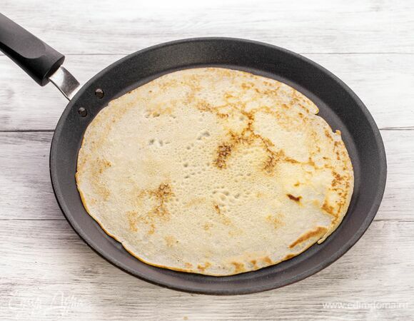 На сковороде испеките большие блины.