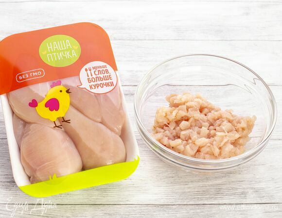 Филе куриное «Наша Птичка» нарежьте мелкими кубиками.