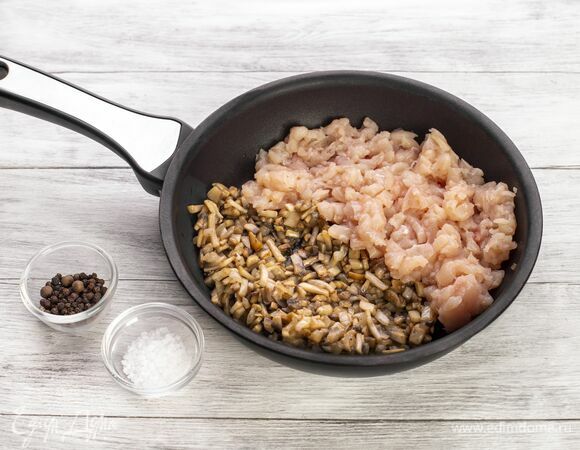 Шампиньоны и лук мелко порубите. Обжарьте на растительном масле. Добавьте курицу, посолите, поперчите.