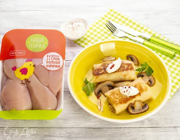 Подавайте блины со сметаной.