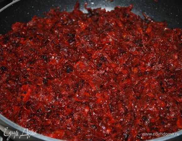 Первым делом нужно поставить вариться картофель. Пока картофель варится, хорошо обжарить на растительном масле потертую на крупной терке свеклу, морковь и нарезанный лук, добавить сахар по вкусу.