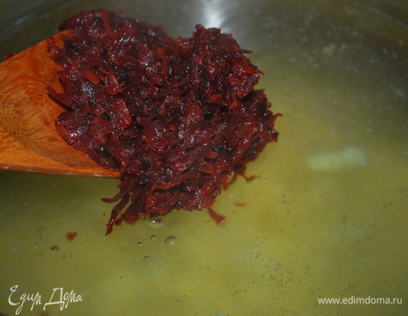 Как только картофель сварится, надо добавить к нему обжаренные овощи, все вместе хорошо перемешать.