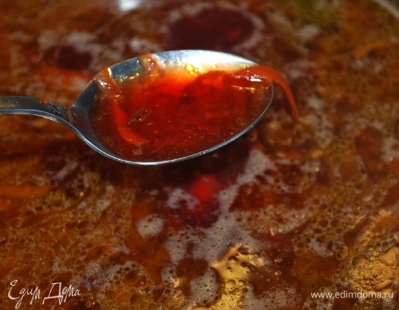 Добавить уксус, соль и сахар, отрегулировать по своему вкусу. Хорошо охладить суп (я его готовлю накануне и на ночь убираю в холодильник).