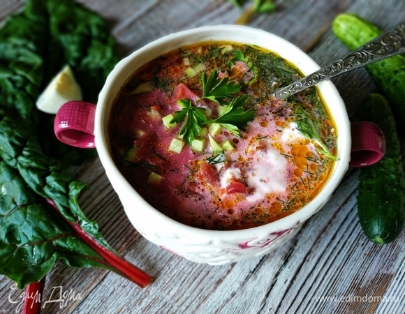 Перед подачей добавить в тарелки отварное куриное яйцо и сметану, поперчить по вкусу. Приятного аппетита.