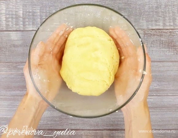Для теста смешиваем муку, разрыхлитель и сахар. Добавляем холодное сливочное масло и растираем все в крошку. Добавляем яйцо и замешиваем мягкое эластичное тесто. Убираем его в холодильник минут на 20.
