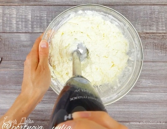 Для начинки смешиваем творог, желтки, сахар, крахмал и сметану. Измельчаем все блендером (либо можно протереть творог через сито).