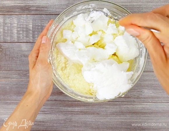 Белки взбиваем с щепоткой соли до плотной пены. Аккуратно вводим их в творожную массу.