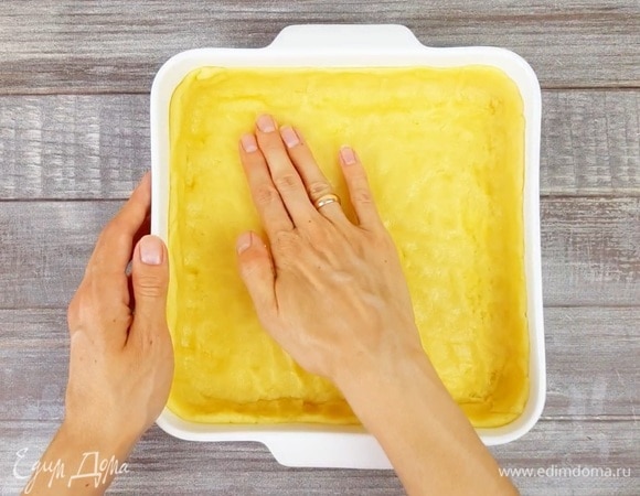 Форма для выпечки у меня керамическая 21 х 21 х 4 см. 2/3 теста распределяем по дну и бортикам формы.