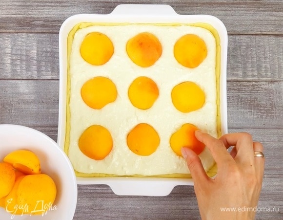 Выкладываем творожную начинку. Половинки абрикосов кладем срезом вниз и слегка их утапливаем.