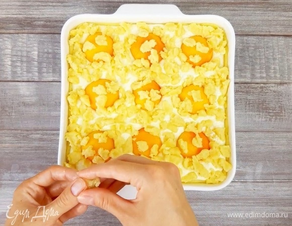 Оставшуюся 1/3 часть теста распределяем сверху кусочками. Выпекаем в хорошо прогретой духовке при 180°C 55 минут.