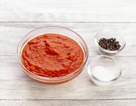 Пробейте массу погружным блендером с добавлением соли и перца. Уберите в холодильник на 30 минут.