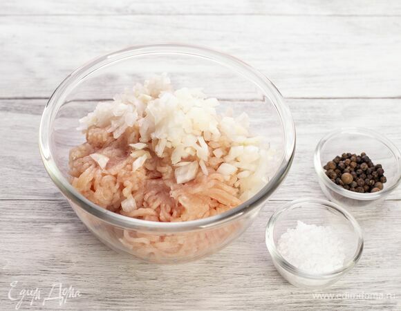 Лук нарежьте мелким кубиком, филе грудки «Наша Птичка» измельчите в фарш. Смешайте с луком, добавьте соль и перец.