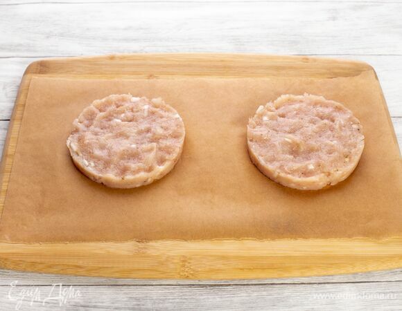 Сформируйте две котлеты.