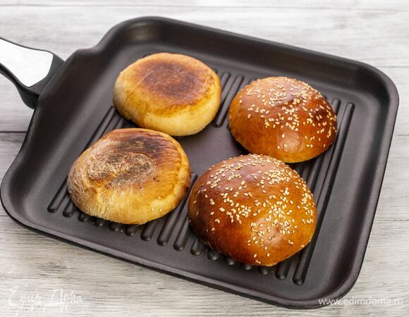 Булочки разрежьте на две части, подсушите с внутренней стороны на сухой сковороде.