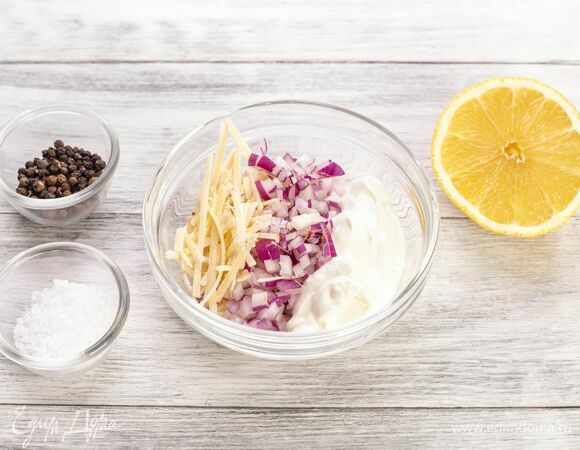 Добавьте сок лимона и мелко нарезанный лук.