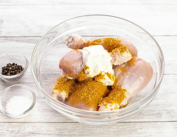 Добавьте сметану, соль, перец и специи, тщательно перемешайте. Накройте пищевой пленкой и уберите в холодильник на 30 минут.