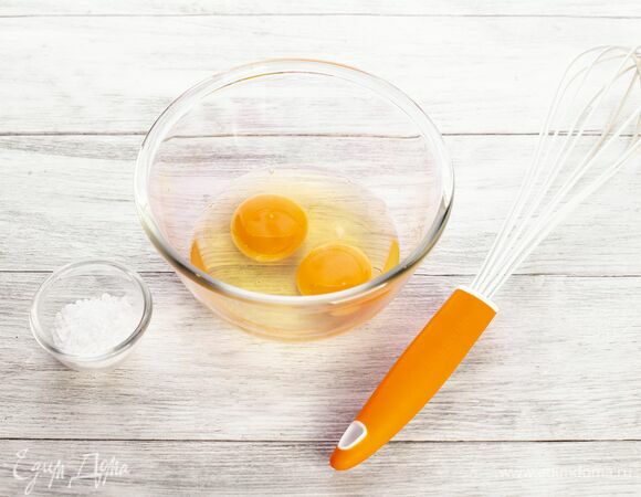 Подготовьте панировку. Взбейте венчиком яйца. Добавьте щепотку соли и еще раз перемешайте.