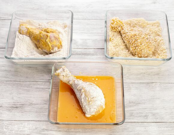 Каждую ножку сначала опустите в муку, далее — в яичную смесь, в конце обваляйте в панировочных сухарях. 