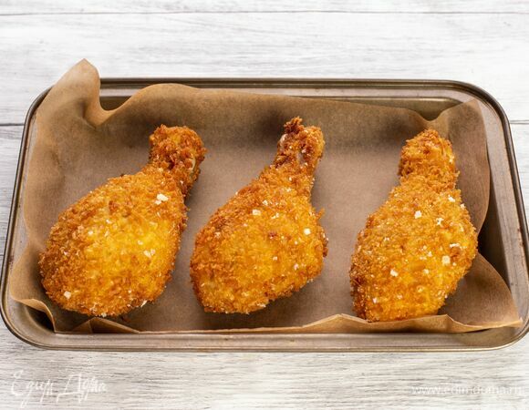 Сначала обжарьте ножки во фритюре, а после запекайте в духовке при 180 °C в течение 15 минут.