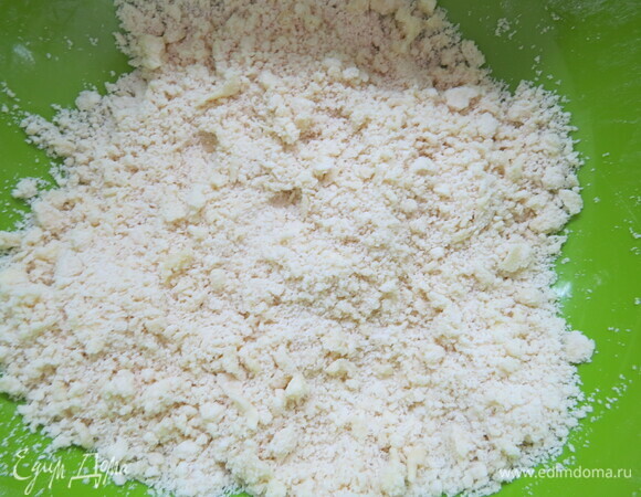 Просеять муку на рабочую поверхность, посыпать солью. Разложить по всей поверхности кусочки масла и перетереть масло руками в крошку.