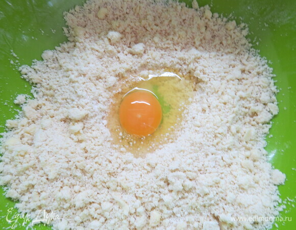 Собрать массу в горку, сделать углубление и вбить туда яйцо.