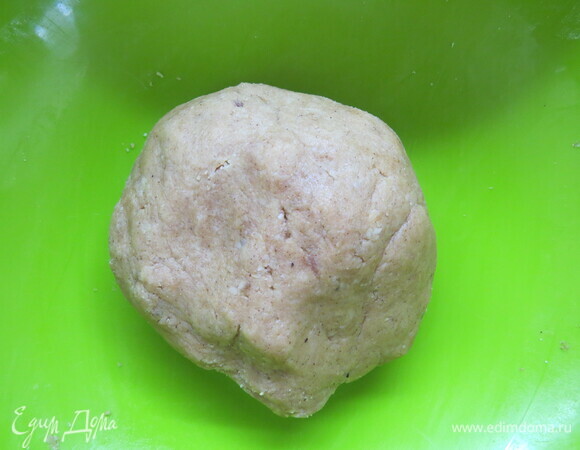 Все ингредиенты быстро перемешать, скатать тесто в шар и убрать в холодильник минимум на 4 часа для стабилизации теста. Расстойка в холодильнике обязательна! При этом в текстуре теста снимается напряжение, и оно размягчается. Такое тесто после раскатывания не трескается и не дает усадки во время выпечки.