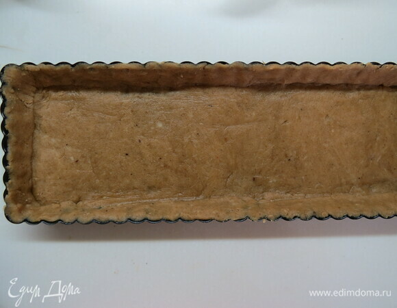 Раскатать тесто толщиной примерно 3 мм. Выстелить тестом дно формы, сделать бортики. Убрать заготовку в холодильник минимум на 30 мин. Чем дольше тесто стоит в холоде, тем меньше усадка теста при выпечке. Наколоть вилкой тесто по всему периметру формы. Духовку разогреть до 180°C, достать форму с тартом из холодильника, уложить внутрь формы бумагу для выпечки, насыпать сверху рис до самого верха и выпекать примерно 15 мин. Достать из духовки и аккуратно уберать пленку с рисом (я ничего не насыпала, так испекла, все вроде нормально). Дать основе остыть.