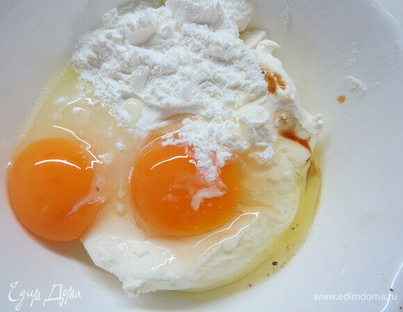 Для крема смешать маскарпоне, сахар, яйца, крахмал и ваниль.