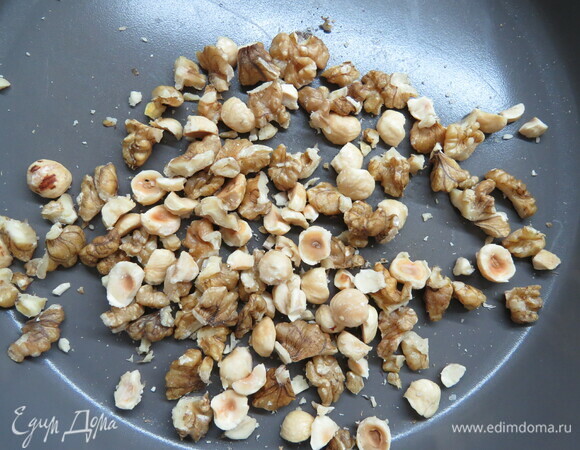 Орехи крупно порубить и обжаривать на сковороде в течение 10 минут (у меня фундук и грецкие орехи).