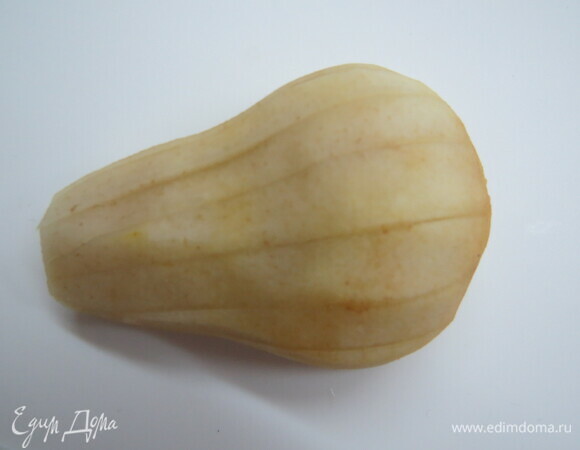 Груши очистить, разрезать пополам, удалить сердцевину, надрезать по желанию сверху в виде веера. Все срезы смазать лимоном, чтобы они не потемнели.