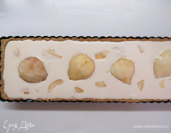 Переложить в оболочку пирога крем с маскарпоне, уложить половинки груш сверху на крем.