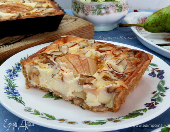 Лучше дать пирогу остыть и убрать его в холодильник.
