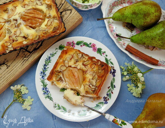 Достаем наш охлажденный тарт и наслаждаемся каждым кусочком. Сочные груши, сливочность маскарпоне, рассыпчатая основа с нотками корицы и орешки. Это очень вкусно!