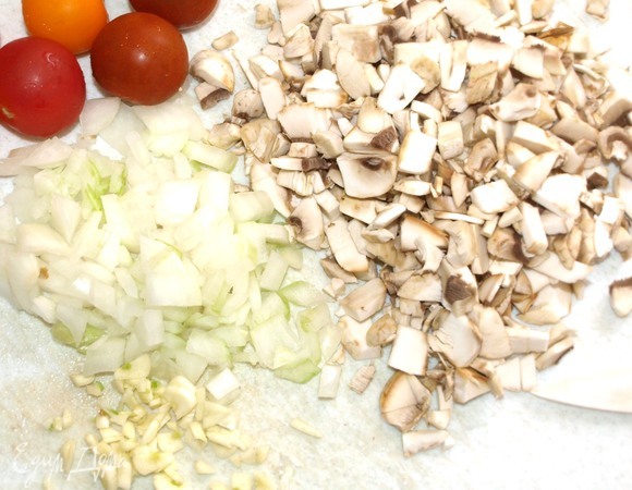 Шампиньоны подготовить и мелко нарезать. Лук и чеснок очистить, мелко порубить. Растительное масло разогреть в сковороде. Обжарить лук и чеснок до прозразности лука, добавить шампиньоны, посолить и поперчить по вкусу. Жарим 5 минут, добавляем сметану и готовим, пока не выпарится вся жидкость.