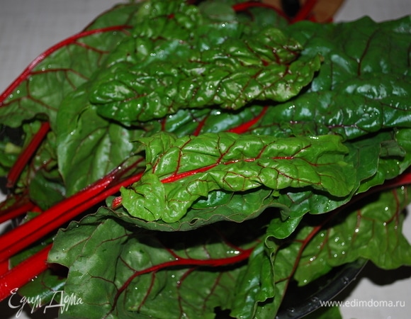 Мне очень нравится использовать листья мангольда.